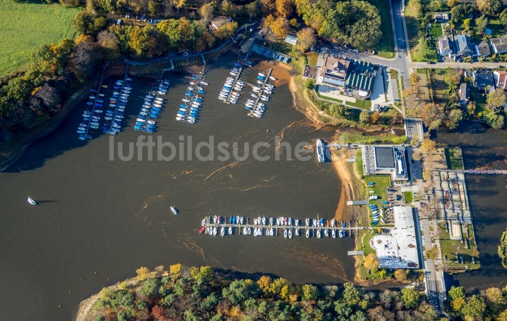 Luftaufnahme Haltern am See - Herbstluftbild Yachthafen mit Sportboot- Anlegestellen und Bootsliegeplätzen am Uferbereich Mühlenbach in Haltern am See im Bundesland Nordrhein-Westfalen, Deutschland