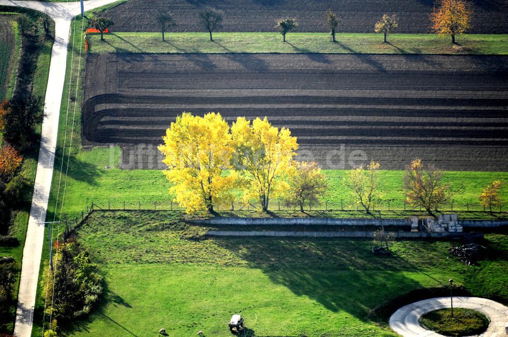 Ettenhausen aus der Vogelperspektive: Herbststimmung an abgeernteten und umgepflügten Feldern bei Ettenhausen in Thüringen.