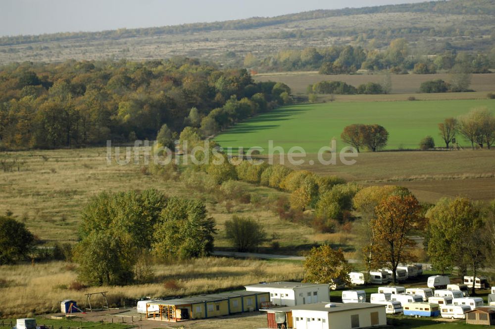 Luftaufnahme Ettenhausen - Herbststimmung an abgeernteten und umgepflügten Feldern bei Ettenhausen in Thüringen.