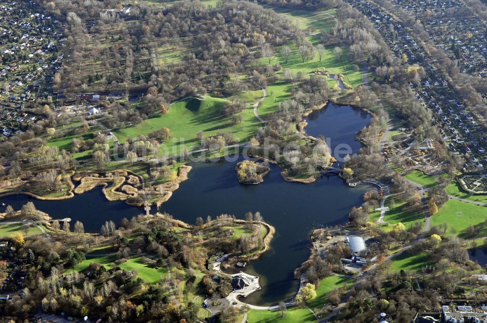 Berlin von oben - Herbststimmung im Britzer Garten in Berlin