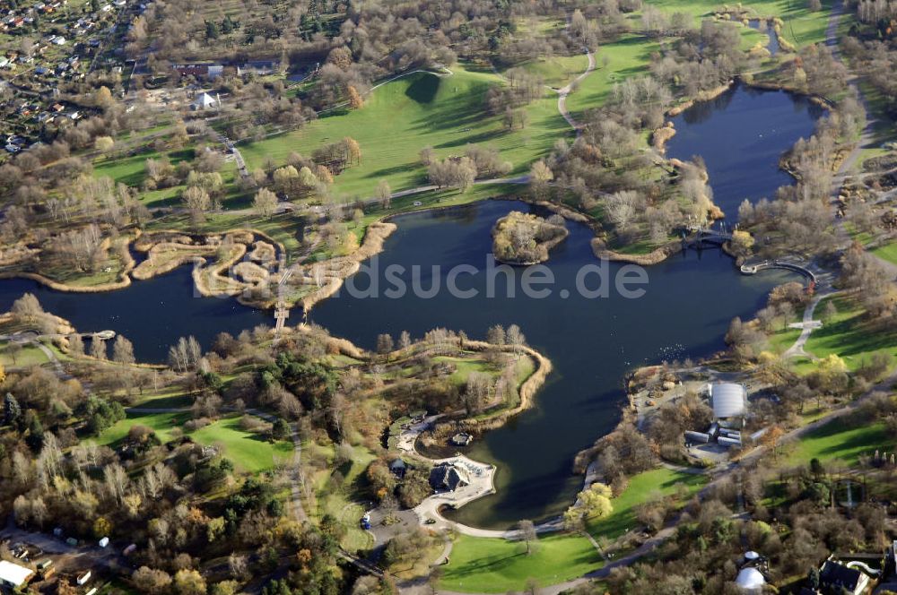 Luftbild Berlin - Herbststimmung im Britzer Garten in Berlin