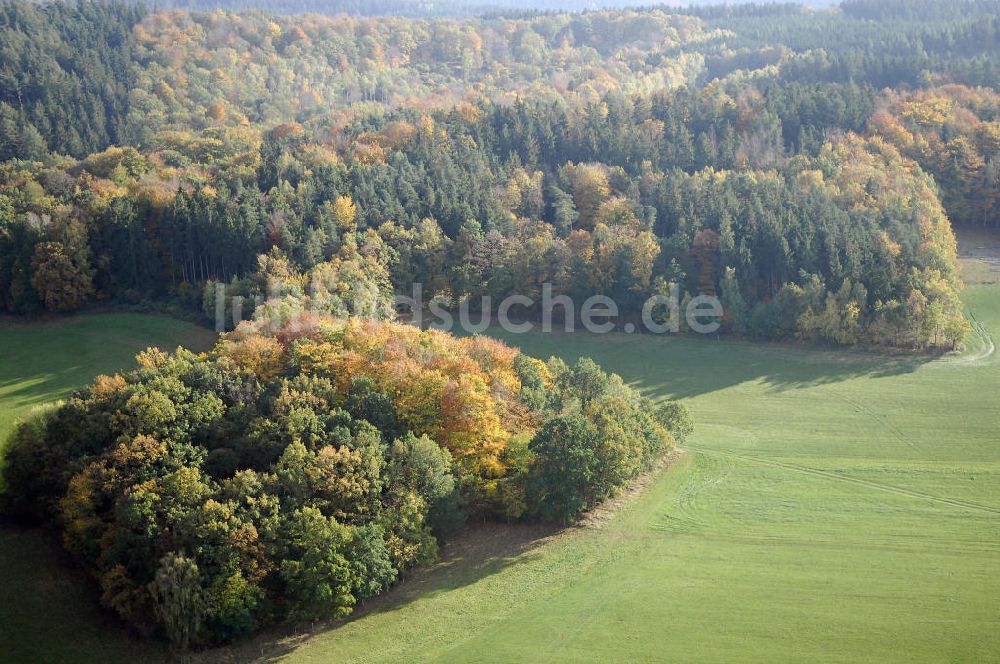 Luftbild SÄTTELSTÄDT - Herbststimmung an Wäldern und Feldern bei Sättelstädt in Thüringen.