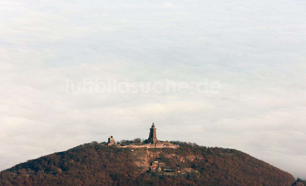 Luftbild Steinthaleben - Herbstwetter mit Hochnebel - Wolkendecke am Kyffhäuserdenkmal bei Steinthaleben in Thüringen