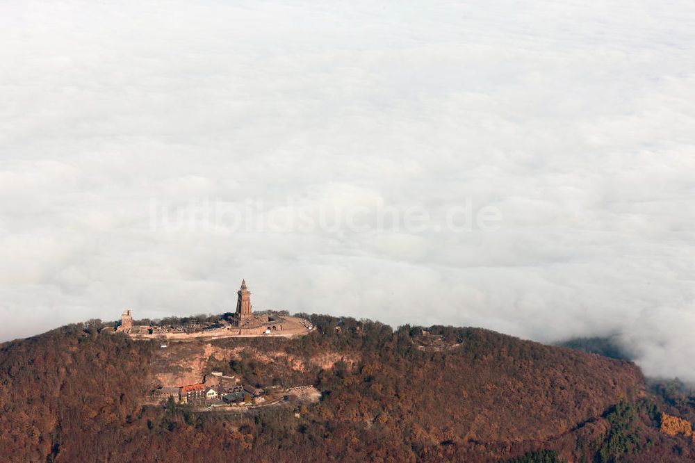 Steinthaleben von oben - Herbstwetter mit Hochnebel - Wolkendecke am Kyffhäuserdenkmal bei Steinthaleben in Thüringen