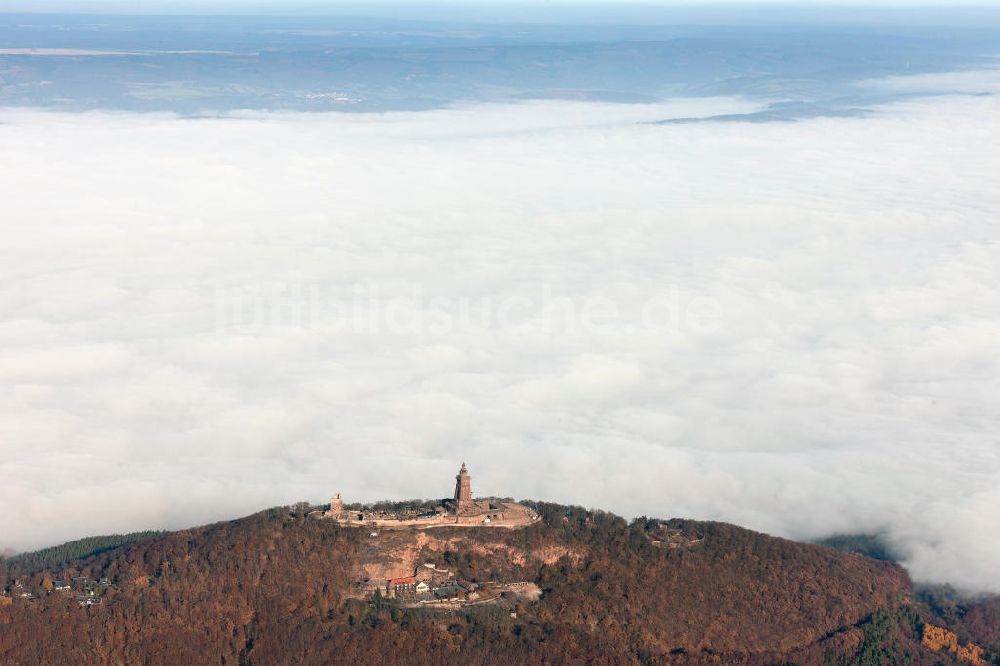 Steinthaleben aus der Vogelperspektive: Herbstwetter mit Hochnebel - Wolkendecke am Kyffhäuserdenkmal bei Steinthaleben in Thüringen