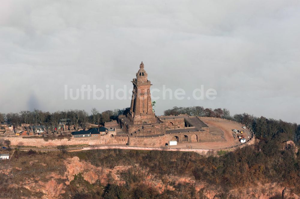 Luftbild Steinthaleben - Herbstwetter mit Hochnebel - Wolkendecke am Kyffhäuserdenkmal bei Steinthaleben in Thüringen