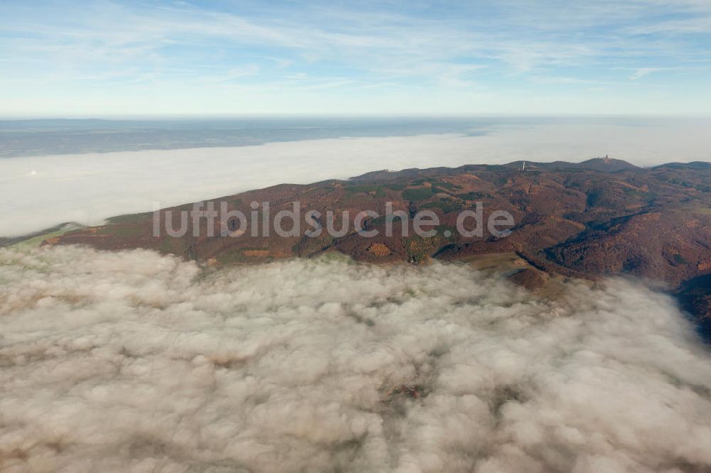 Steinthaleben aus der Vogelperspektive: Herbstwetter mit Hochnebel - Wolkendecke am Kyffhäuserdenkmal bei Steinthaleben in Thüringen