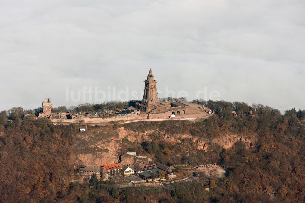 Luftbild Steinthaleben - Herbstwetter mit Hochnebel - Wolkendecke am Kyffhäuserdenkmal bei Steinthaleben in Thüringen