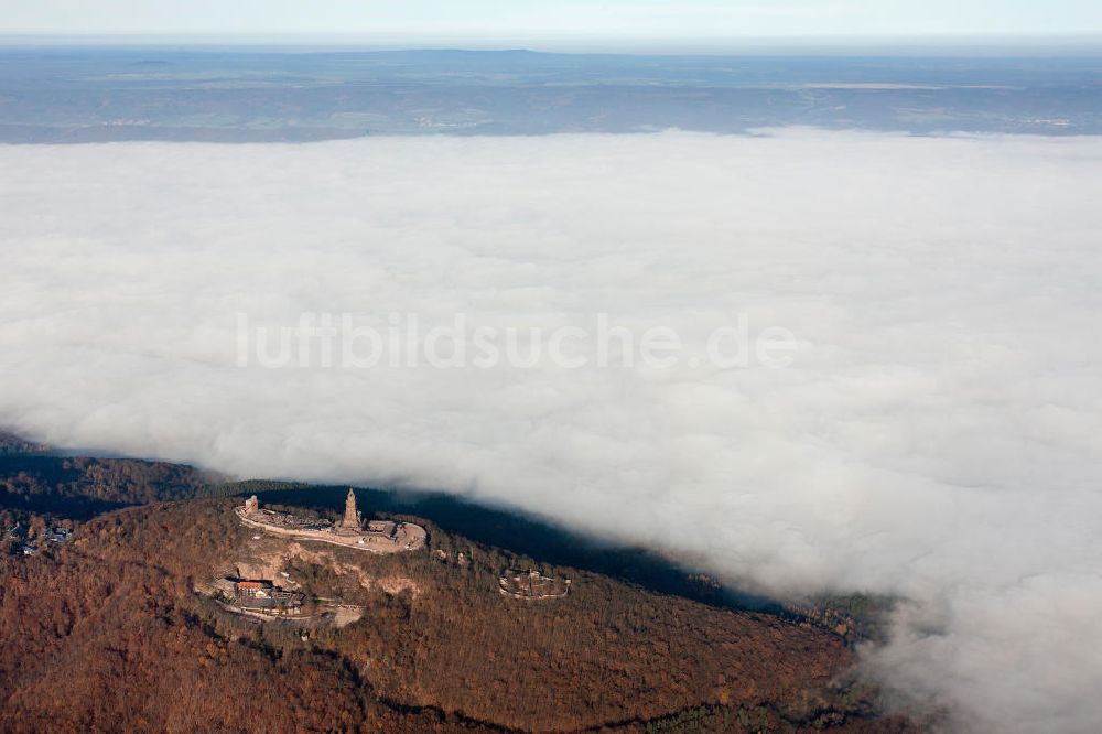 Luftaufnahme Steinthaleben - Herbstwetter mit Hochnebel - Wolkendecke am Kyffhäuserdenkmal bei Steinthaleben in Thüringen