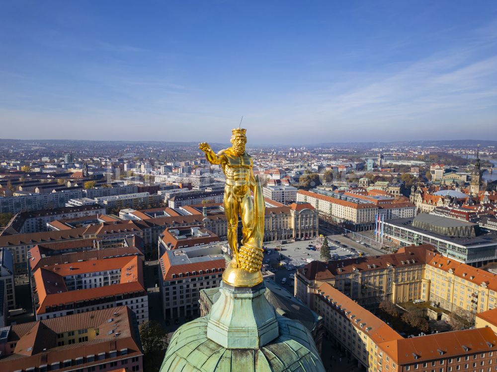 Dresden von oben - Herkules Figur auf dem Gebäude der Stadtverwaltung - Rathaus Dresden in Dresden im Bundesland Sachsen