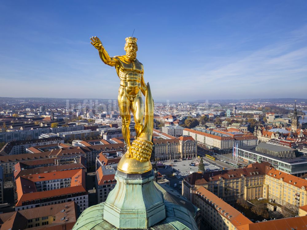 Dresden aus der Vogelperspektive: Herkules Figur auf dem Gebäude der Stadtverwaltung - Rathaus Dresden in Dresden im Bundesland Sachsen