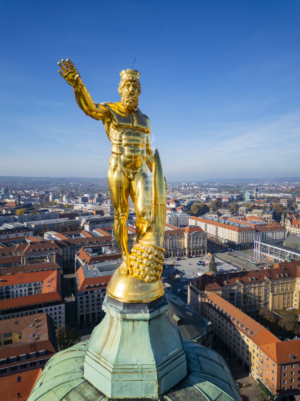 Luftbild Dresden - Herkules Figur auf dem Gebäude der Stadtverwaltung - Rathaus Dresden in Dresden im Bundesland Sachsen