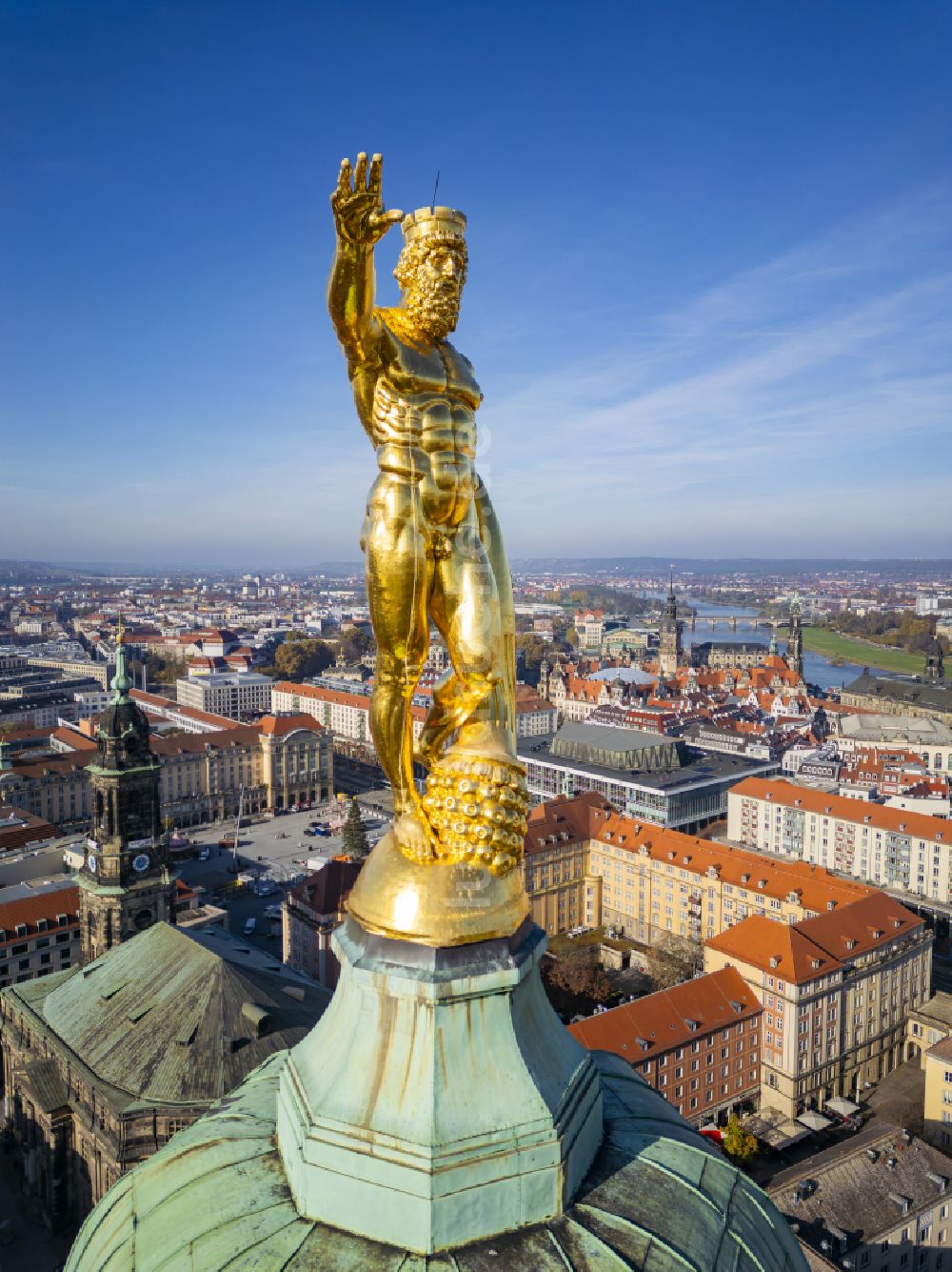 Luftaufnahme Dresden - Herkules Figur auf dem Gebäude der Stadtverwaltung - Rathaus Dresden in Dresden im Bundesland Sachsen