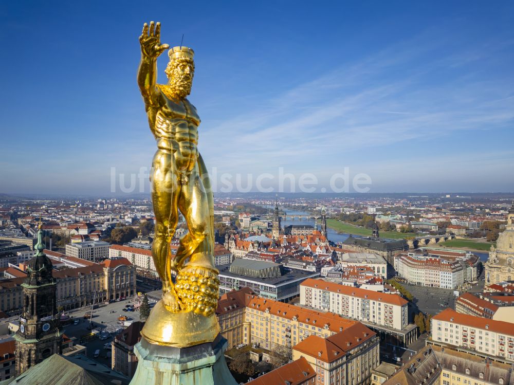 Dresden von oben - Herkules Figur auf dem Gebäude der Stadtverwaltung - Rathaus Dresden in Dresden im Bundesland Sachsen