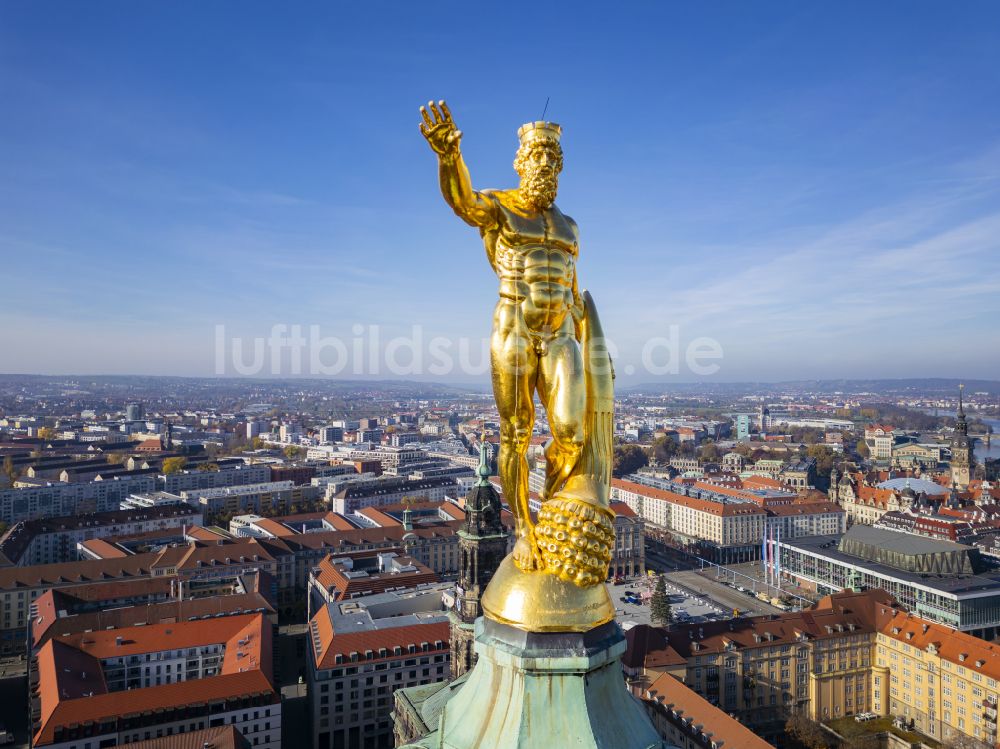 Dresden aus der Vogelperspektive: Herkules Figur auf dem Gebäude der Stadtverwaltung - Rathaus Dresden in Dresden im Bundesland Sachsen