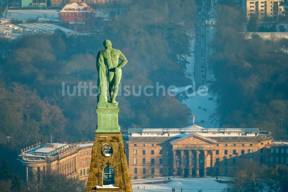 Luftbild Kassel - Herkules-Statue auf der Spitze vom Schloss Herkules im Bergpark Wilhelmshöhe bei Kassel im Bundesland Hessen