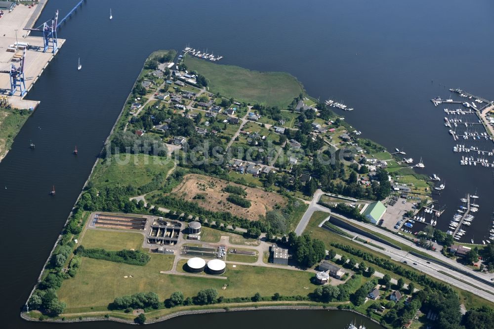 Luftbild Lübeck - Herreninsel und Straßentunnel der Bundesstraße B104 am Ufer des Flußverlaufes der Trave in Lübeck im Bundesland Schleswig-Holstein