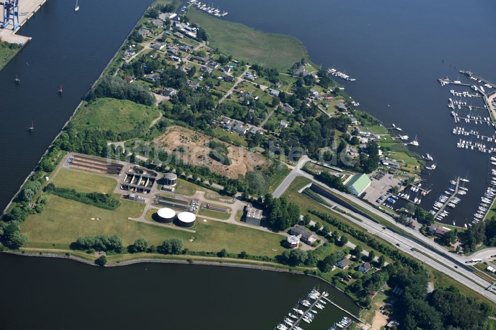 Luftaufnahme Lübeck - Herreninsel und Straßentunnel der Bundesstraße B104 am Ufer des Flußverlaufes der Trave in Lübeck im Bundesland Schleswig-Holstein