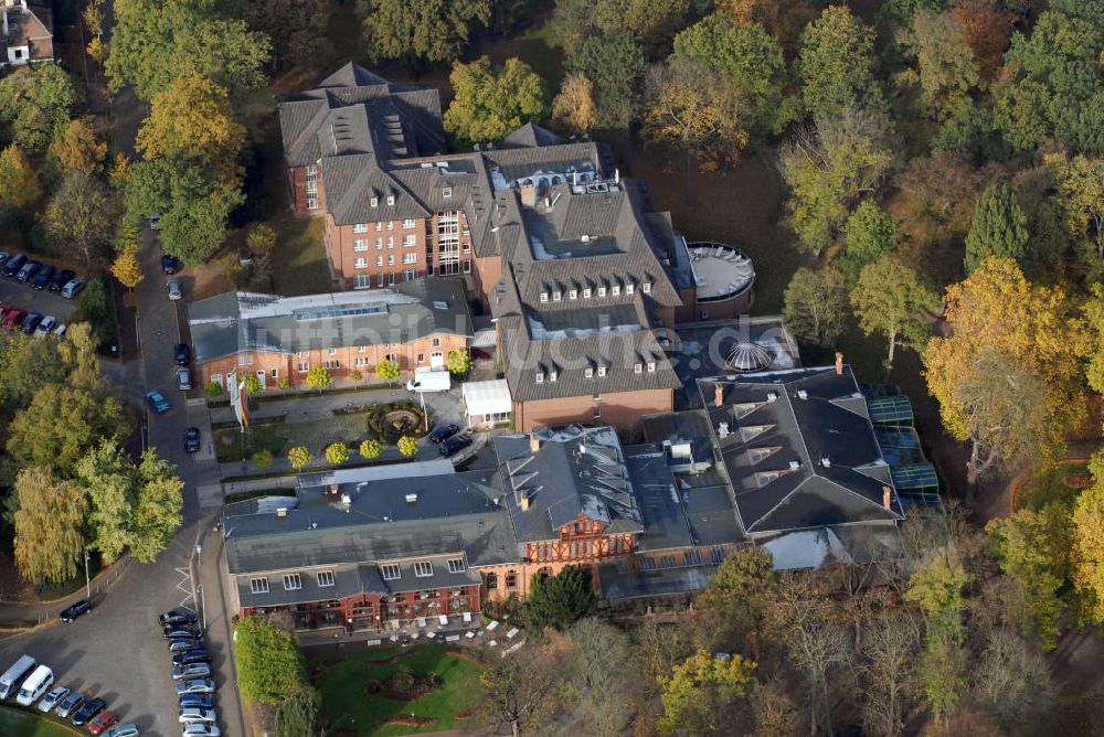 Magdeburg aus der Vogelperspektive: Herrenkrug Parkhotel an der Elbe in Magdeburg