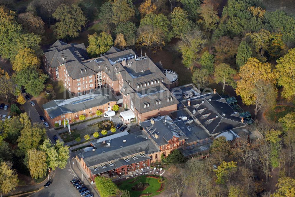 Magdeburg aus der Vogelperspektive: Herrenkrug Parkhotel an der Elbe in Magdeburg