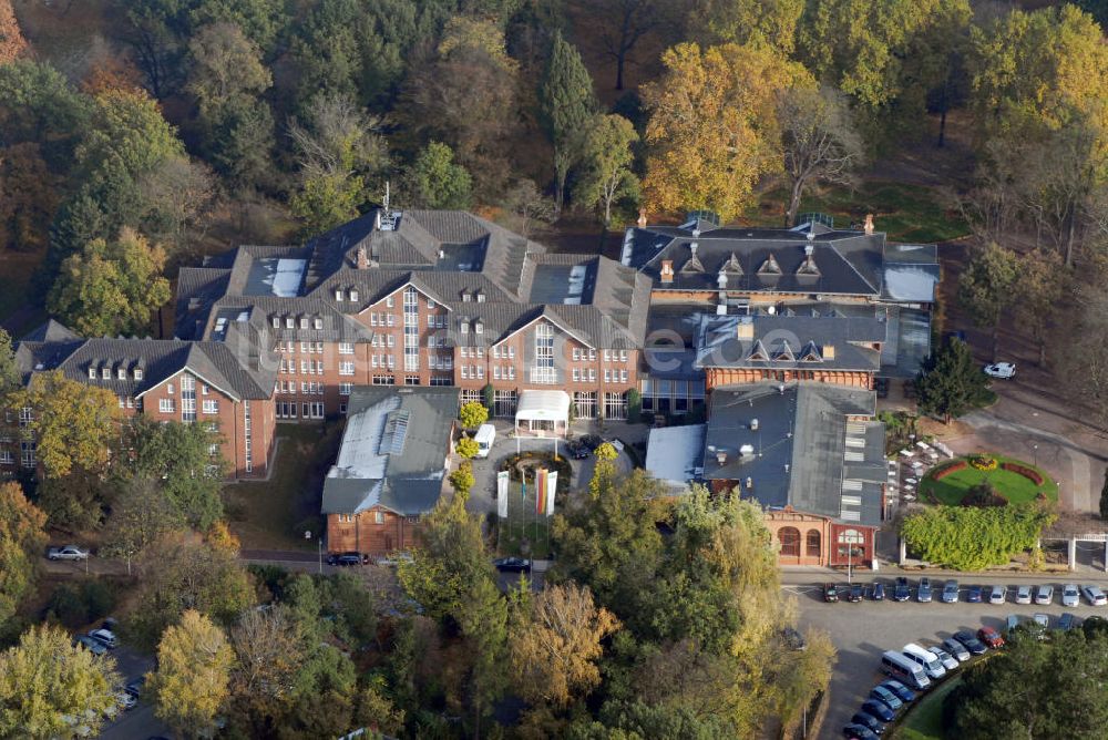 Magdeburg aus der Vogelperspektive: Herrenkrug Parkhotel an der Elbe in Magdeburg