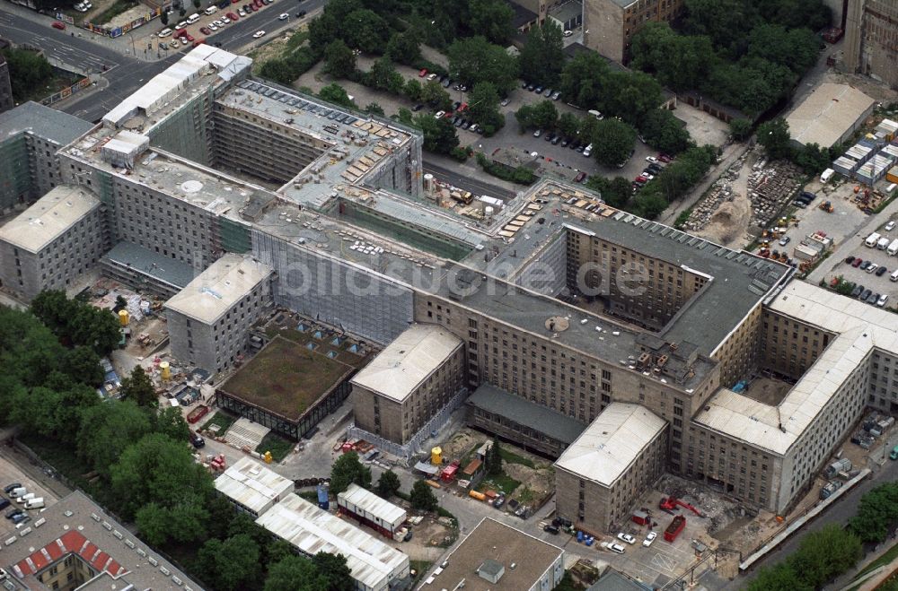 Luftbild Berlin Mitte - Herrichtung und Umbau der ehemaligen Treuhandanstalt der DDR zum Bundesministerium der Finanzen / Finanzministerium an der Wilhelmstraße in Berlin - Mitte