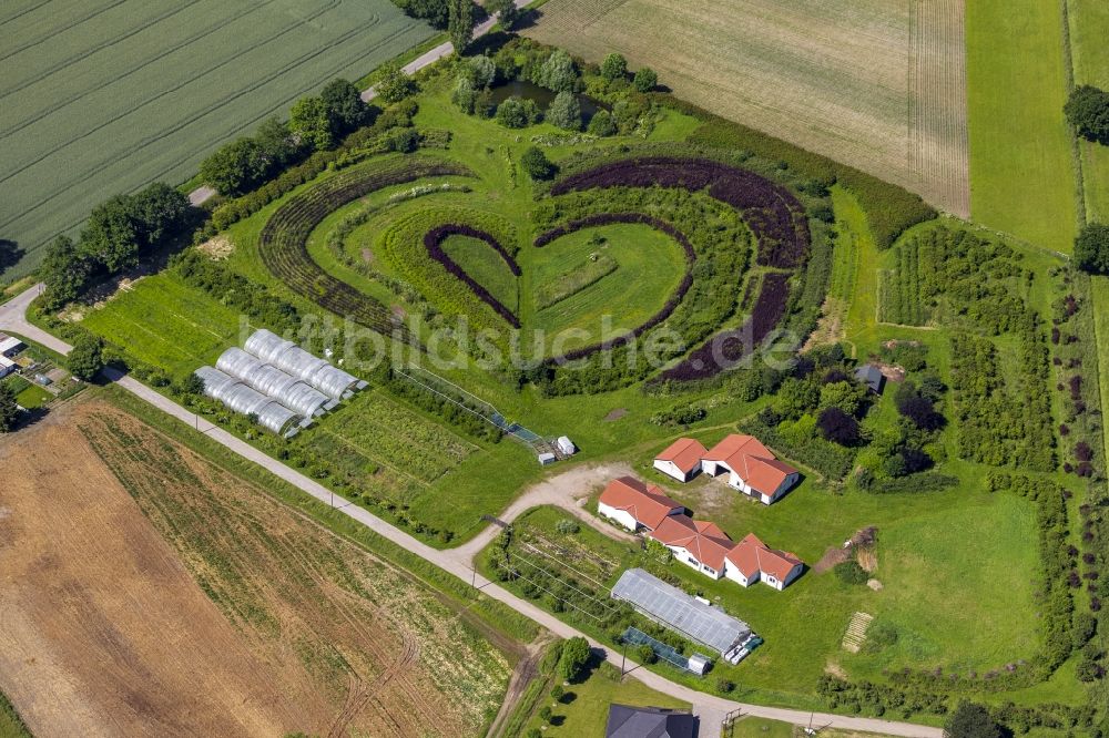 Luftaufnahme Waltrop - Herzförmige Gartenbepflanzung in Waltrop im Bundesland Nordrhein-Westfalen