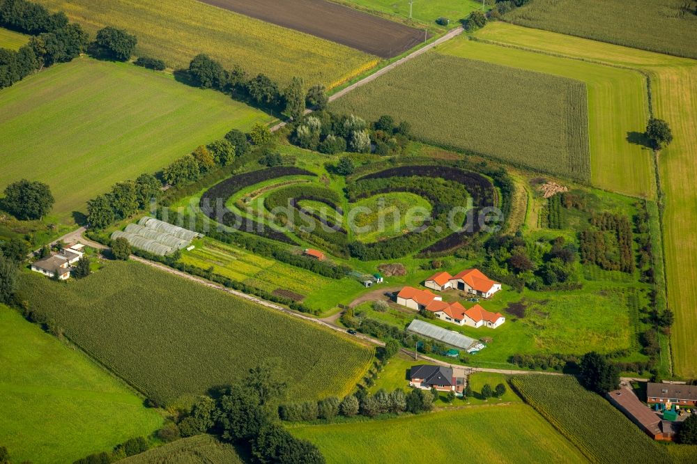 Luftaufnahme Waltrop - Herzförmige Gartenbepflanzung in Waltrop im Bundesland Nordrhein-Westfalen