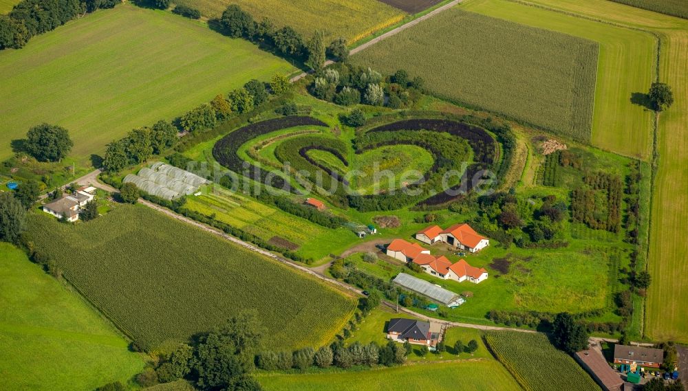 Waltrop von oben - Herzförmige Gartenbepflanzung in Waltrop im Bundesland Nordrhein-Westfalen