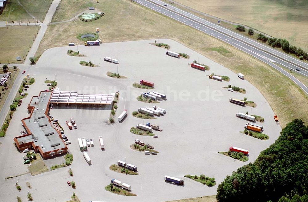 Herzsprung - Brandenburg aus der Vogelperspektive: 24.06.2003 Herzsprung - Brandenburg LKW- Rastplatz Herzsprung an der Autobahn A 24 Foto: Robert Grahn