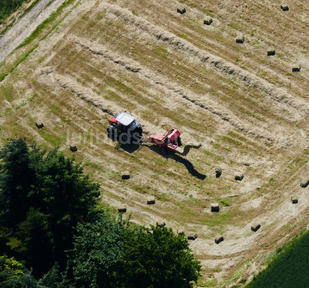 Rosdorf von oben - Heuernteeinsatz auf landwirtschaftlichen Feldern in Rosdorf im Bundesland Niedersachsen