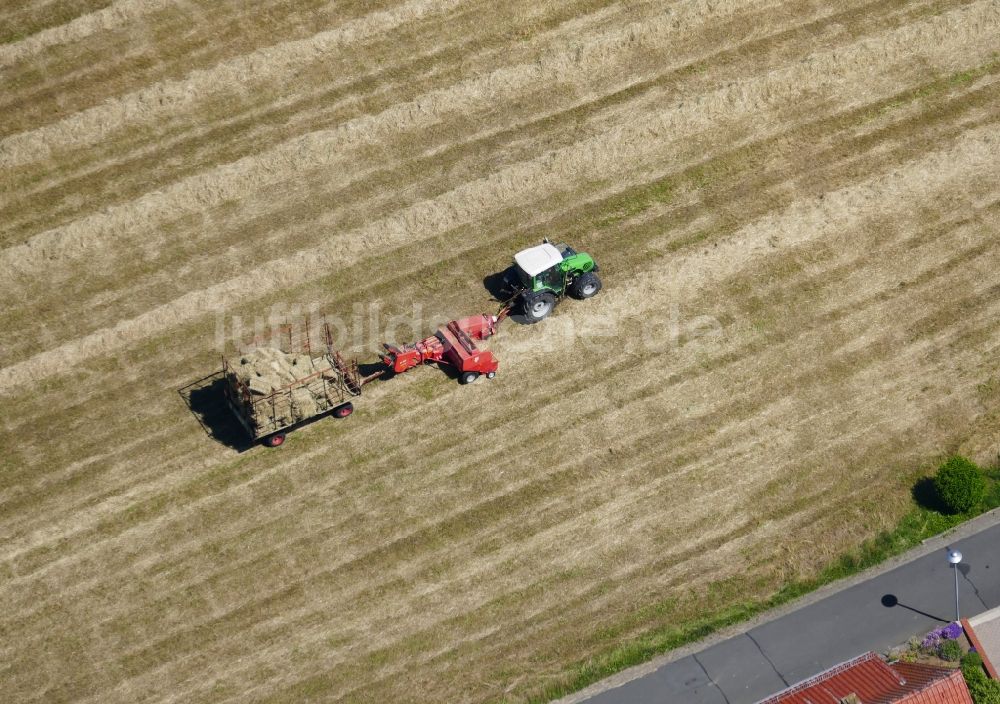 Rosdorf aus der Vogelperspektive: Heuernteeinsatz auf landwirtschaftlichen Feldern in Rosdorf im Bundesland Niedersachsen