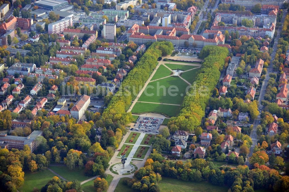 Stettin aus der Vogelperspektive: Heutiges Rathaus von Stettin mit der Parkanlage Jesna Blonia