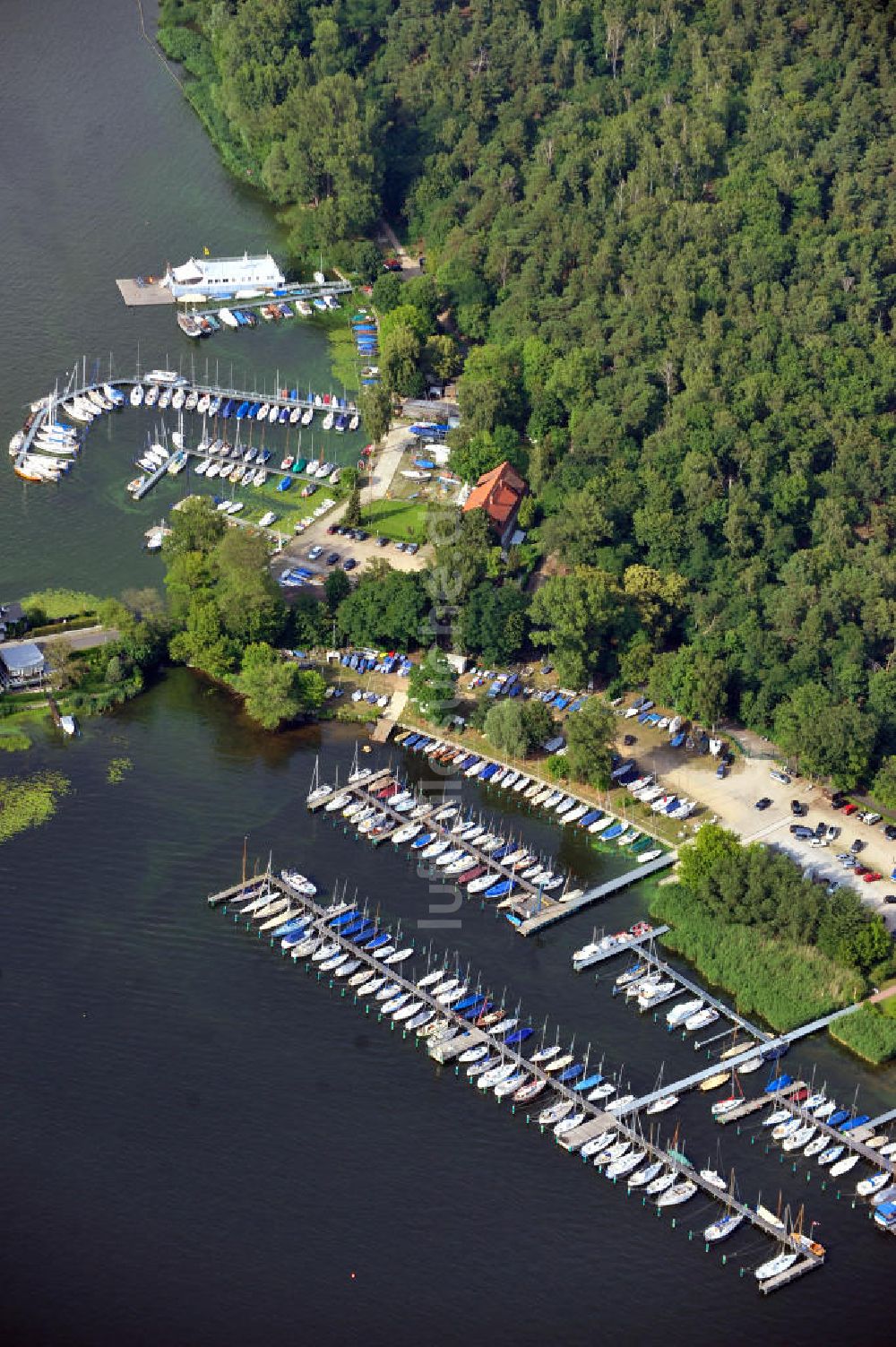 Berlin von oben - Häfen am Zugang zur Insel Schwanenwerder