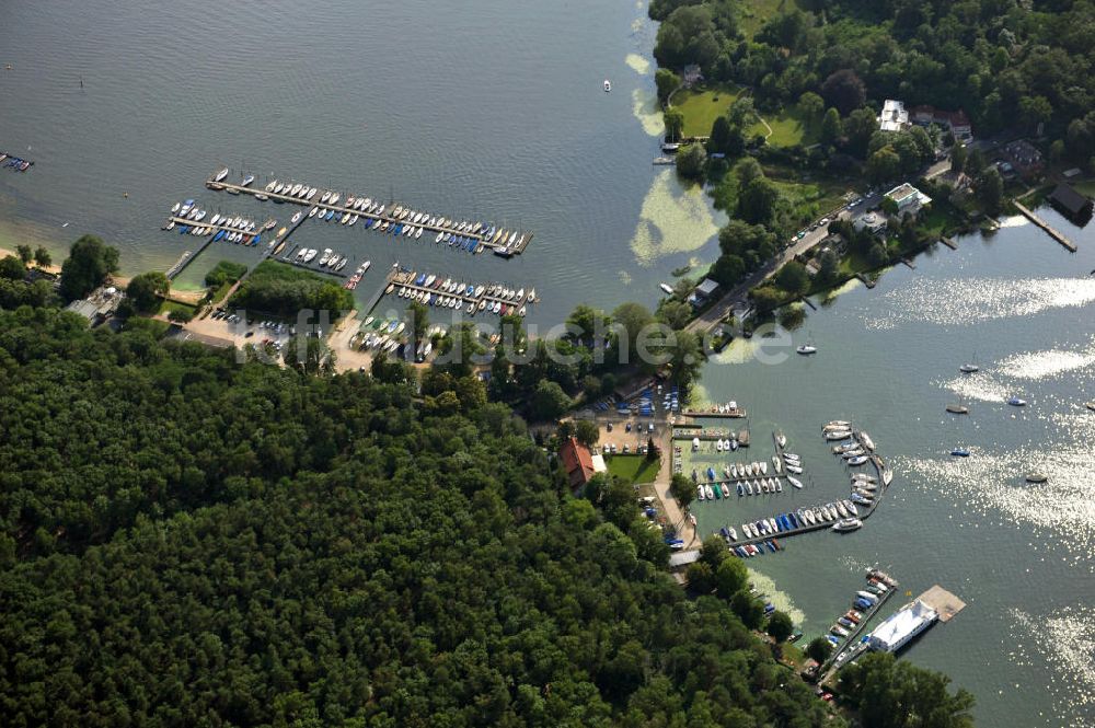 Berlin aus der Vogelperspektive: Häfen am Zugang zur Insel Schwanenwerder