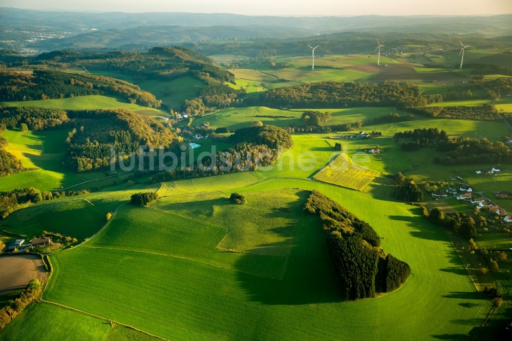 Oelinghauserheide von oben - Hügel- Landschaft, Felder und Wiesen bei Oelinghauserheide im Bundesland Nordrhein-Westfalen