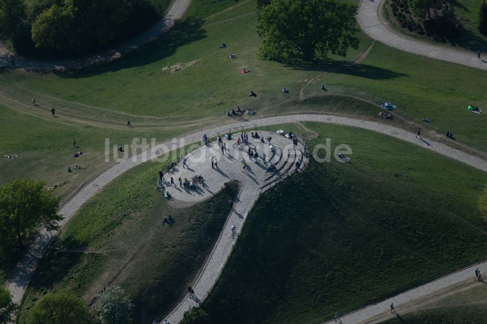 München von oben - Hügel Olympiaberg im Olympiapark im Stadtteil Neuhausen-Nymphenburg in München im Bundesland Bayern, Deutschland