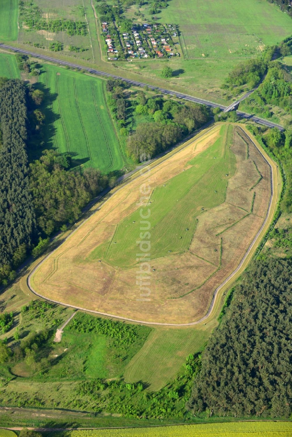 Luftaufnahme Wriezen Ortsteil Biesdorf - Hügel der renaturierte Müllhalde an einem Waldstück nahe der Ortschaft Biesdorf, einem Ortsteil von Wriezen im Bundesland Brandenburg