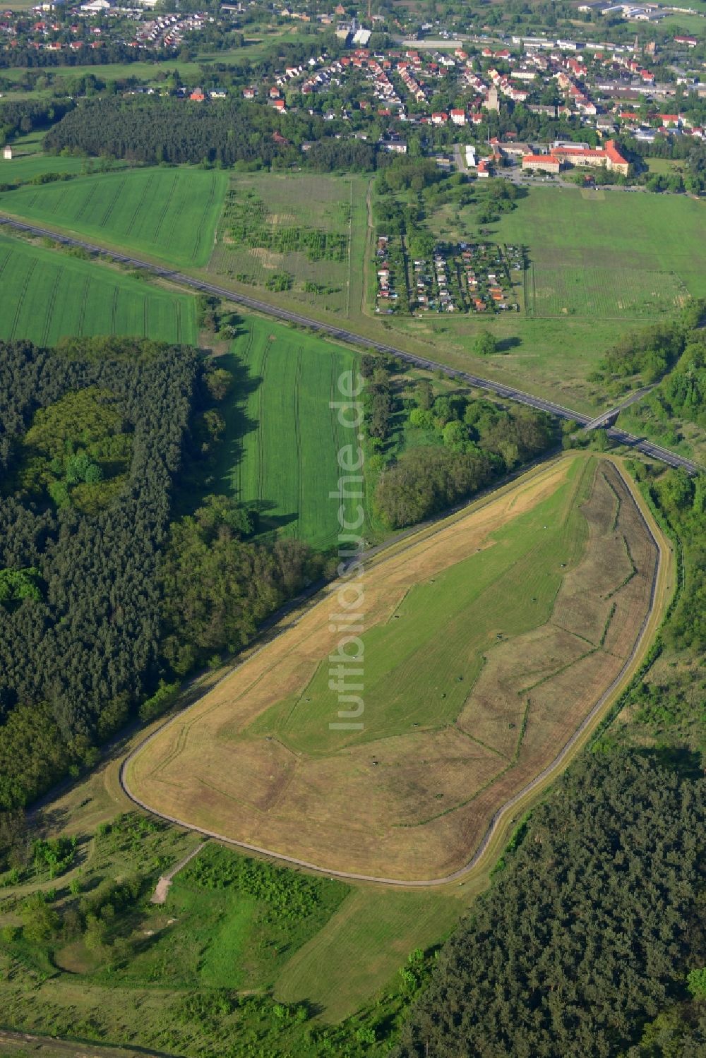 Wriezen Ortsteil Biesdorf von oben - Hügel der renaturierte Müllhalde an einem Waldstück nahe der Ortschaft Biesdorf, einem Ortsteil von Wriezen im Bundesland Brandenburg