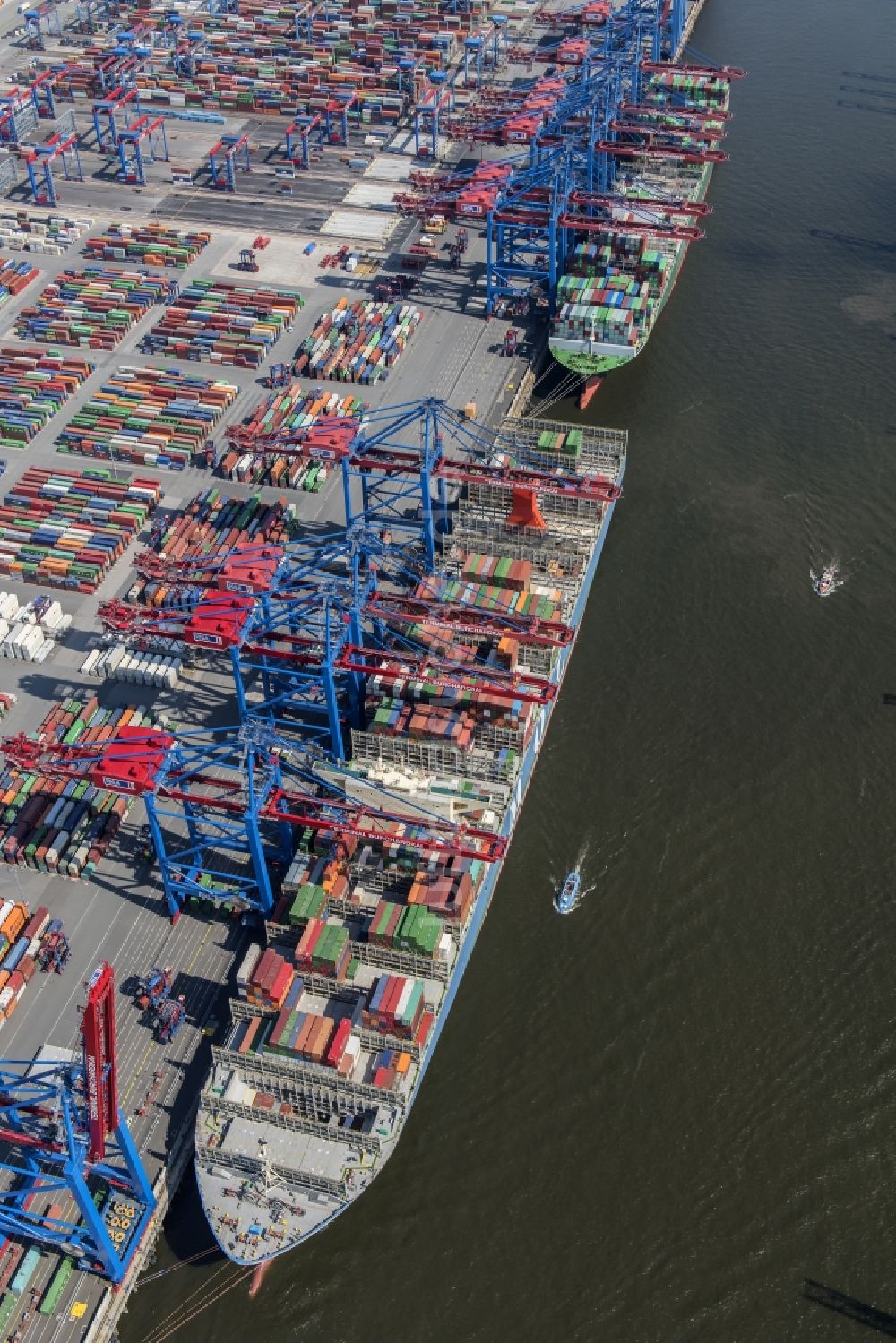 Hamburg von oben - HHLA Logistics Container Terminal Burchhardkai am Hamburger Hafen / Waltershofer Hafen in Hamburg Containerschiff MOL Triumph