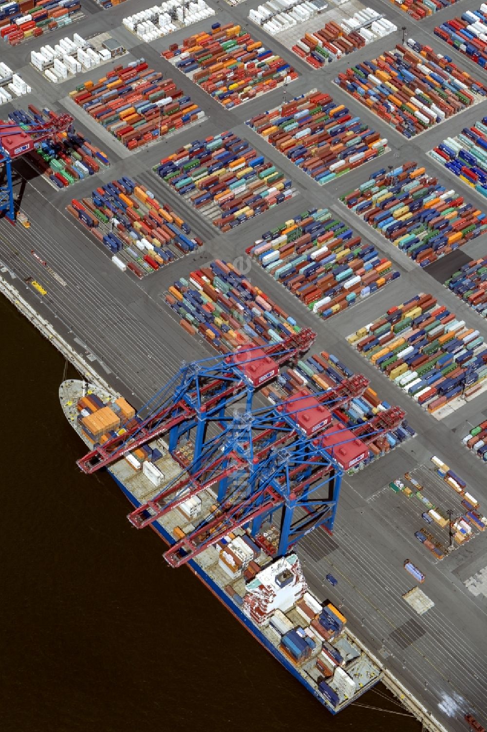 Hamburg aus der Vogelperspektive: HHLA Logistics Container Terminal Tollerort am Hamburger Hafen / Waltershofer Hafen in Hamburg