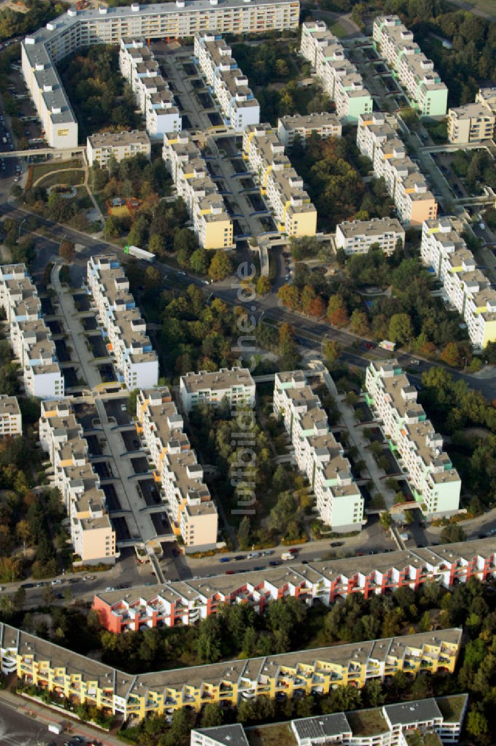 Berlin von oben - High-Deck-Siedlung in Berlin-Neukölln