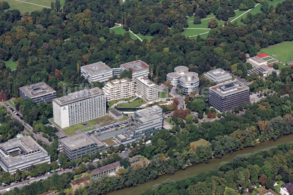 Luftaufnahme München - Hilton Munich Park Hotel und Gewerbegebiet Am Tucherpark in München Schwabing im Bundesland Bayern