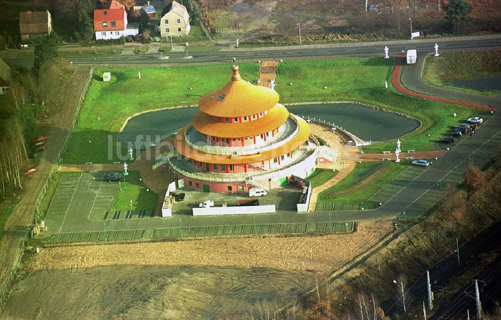 Hohen Neuendorf / Brandenburg aus der Vogelperspektive: Himmelspagode (größtes europäisches Chinarestaurant) an der Oranienburger Straße 3 in 16540 Hohen Neuendorf