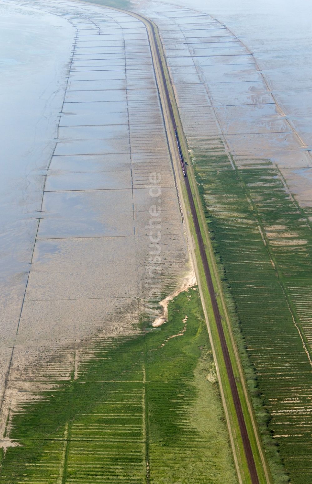 Sylt von oben - Hindenburgdamm zur Insel Sylt im Bundesland Schleswig-Holstein