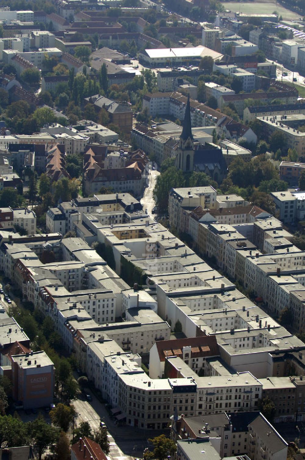 Magdeburg aus der Vogelperspektive: Hinterhöfe und Pauluskirche in Magdeburg Stadtfeld