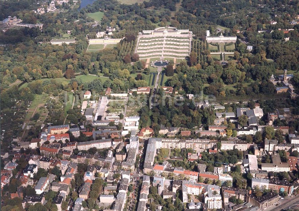 Potsdam aus der Vogelperspektive: Historische Altbauwohnsiedlung an der Potsdamer Lennestraße in der Nähe des Schloß Sanssouci.