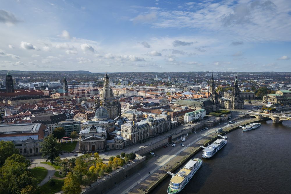 Dresden von oben - Historische Altstadt an der Augustusbrücke in Dresden im Bundesland Sachsen, Deutschland