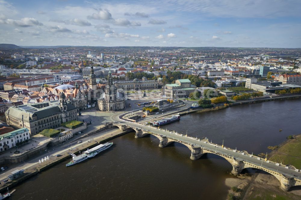 Dresden aus der Vogelperspektive: Historische Altstadt an der Augustusbrücke in Dresden im Bundesland Sachsen, Deutschland