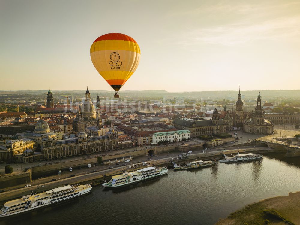 Dresden aus der Vogelperspektive: Historische Altstadt am Elbufer in Dresden im Bundesland Sachsen, Deutschland